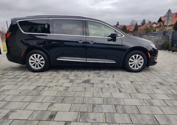 Chrysler Pacifica cena 114000 przebieg: 114000, rok produkcji 2019 z Lubin małe 172